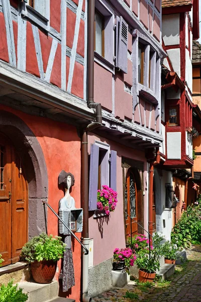 Eguisheim, Frankrijk - 23 juli-2016: historische dorp in de zomer — Stockfoto