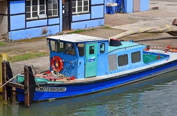 Estrasburgo, Francia - 24 de julio de 2016: barco cerca de European Parliamen — Foto de Stock