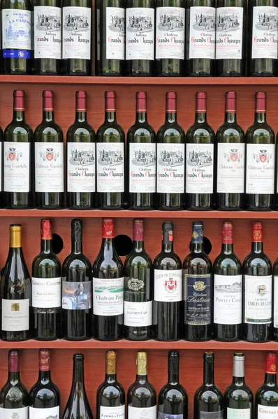 Saint Emilion, França - 11 de julho de 2011: loja de vinhos — Fotografia de Stock