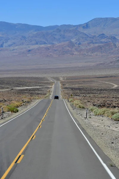 США - 11 июля 2016: Национальный парк Долина Смерти, дорога в Ба — стоковое фото