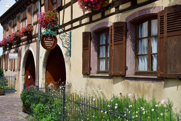Eguisheim, Francie - Červenec 23 2016: historická vesnice v létě — Stock fotografie