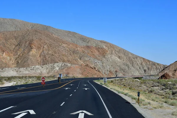 USA - 11. Juli 2016: Death-Valley-Nationalpark, der Weg nach Ba — Stockfoto