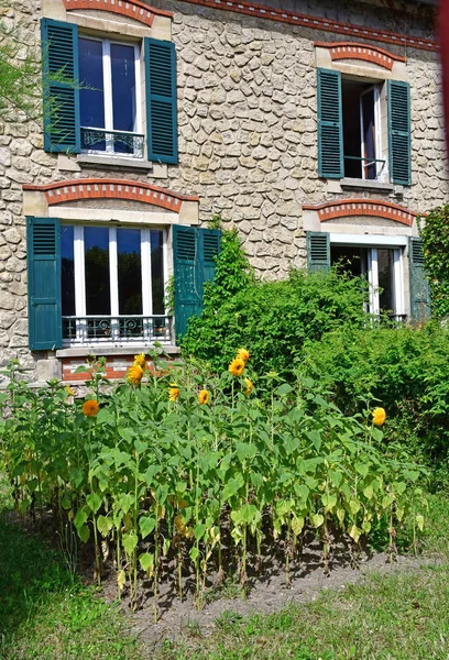 Auvers sur Oise, France - August 14 2016: picturesque village — стоковое фото