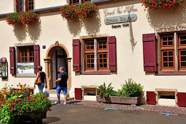 Eguisheim, Francja - 23 lipca 2016: historyczne wsi w lecie — Zdjęcie stockowe