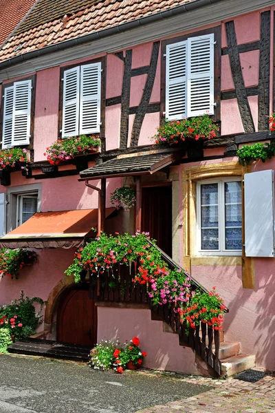 Eguisheim, Frankrike - juli 23 2016: historiska byn i sommar — Stockfoto