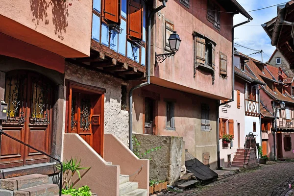 Eguisheim, Francia - 23 luglio 2016: villaggio storico in estate — Foto Stock