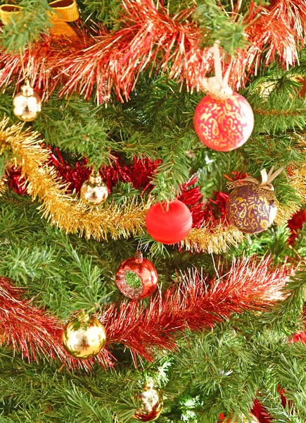 Perto de uma árvore de Natal em uma casa — Fotografia de Stock