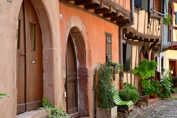 Eguisheim, Francia - 23 luglio 2016: villaggio storico in estate — Foto Stock