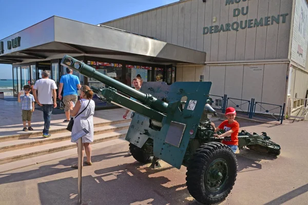 アロマンシュ。フランス - 2017 年 7 月 18 日: イギリスの大砲 — ストック写真