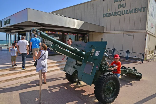 Arromanches; Frankrijk - juli 18 2017: Britse kanon — Stockfoto