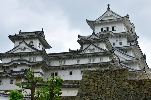 Himeji ; Japon - 7 août 2017 : château médiéval — Photo