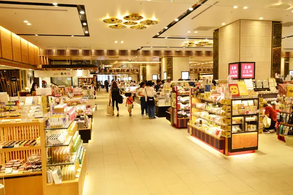 Kanazawa, Japón - agosto 2017: centro comercial de la estación de tren —  Fotos de Stock