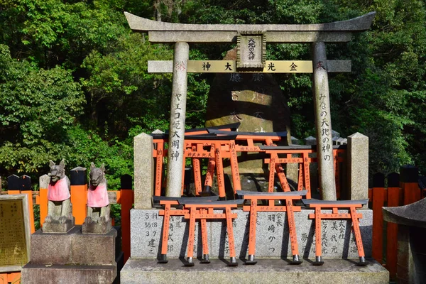 Kjóto, Japonsko - srpen 8 2017: Fushimi Inari Taisha svatyně — Stock fotografie