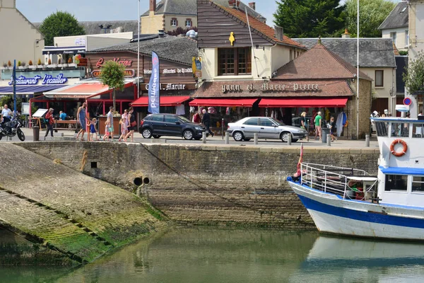 Port en Bessin, Francia - 18 luglio 2017: pittoresco centro città — Foto Stock