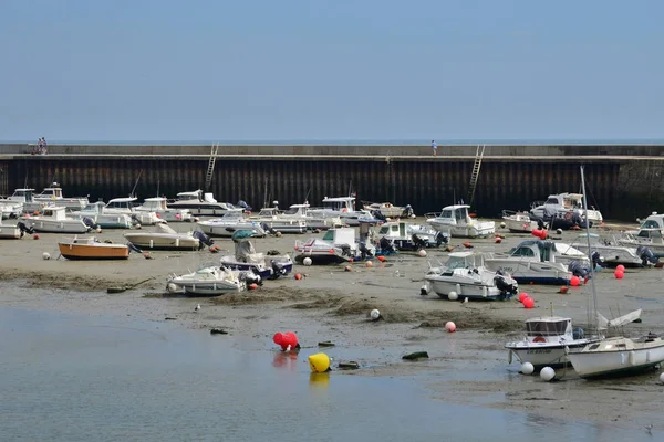 Λιμάνι en Bessin, Γαλλία - 18 Ιουλίου 2017: γραφικό κέντρο της πόλης — Φωτογραφία Αρχείου