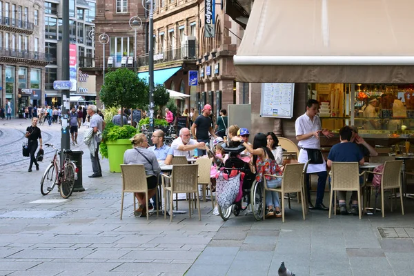 Estrasburgo, Francia - 28 de julio de 2017: restaurante en la ciudad cente — Foto de Stock