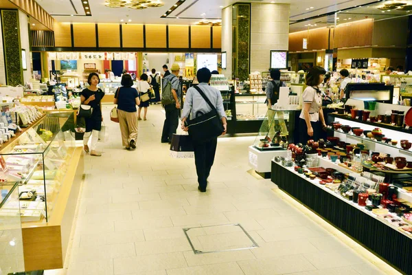 Kanazawa, Japão - agosto de 2017: centro comercial da estação ferroviária — Fotografia de Stock