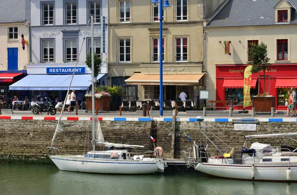 Port en Bessin, Francja - 18 lipca 2017: malownicze centrum miasta — Zdjęcie stockowe