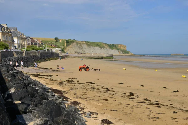 Arromanches; Franciaország - július 18 2017: tengerparti — Stock Fotó