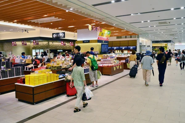 Kanazawa, Giappone - agosto 2017: centro commerciale della stazione ferroviaria — Foto Stock