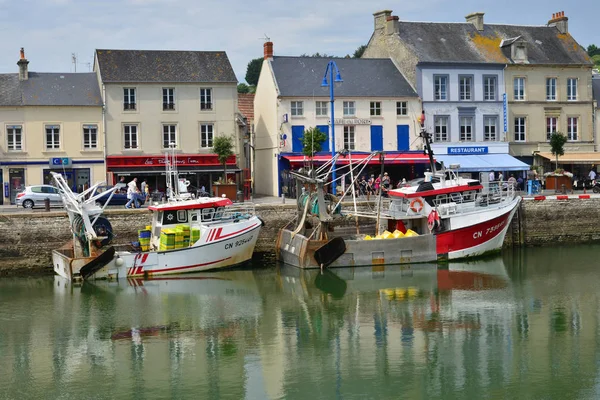 Port en Bessin, Francia 18 de julio de 2017: pintoresco centro de la ciudad — Foto de Stock