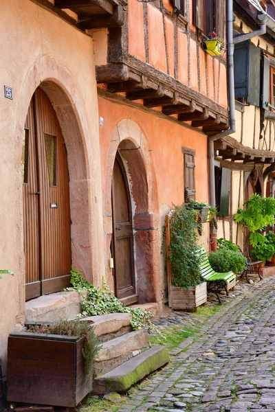 Eguisheim, Frankreich - 23. Juli 2016: historisches Dorf im Sommer — Stockfoto