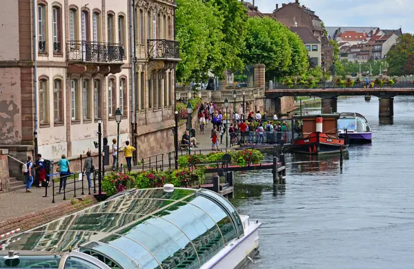 Страсбург, Франция - 28 июля 2017: Живописный центр города в с — стоковое фото