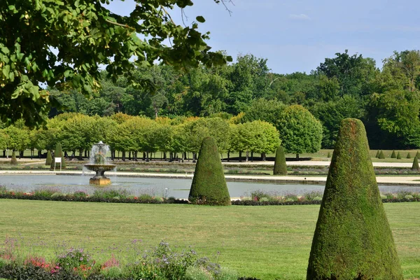 Fontainebleau, Frankrike - juli 21 2017: historiska slott — Stockfoto