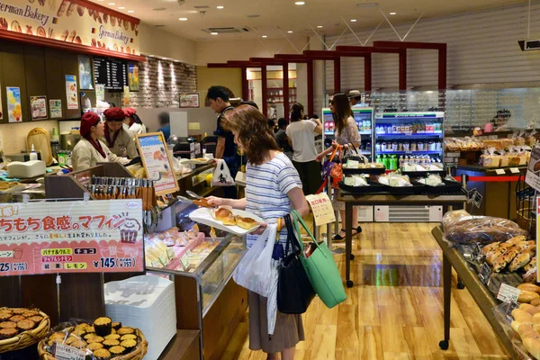 Kanazawa, Japão - agosto de 2017: centro comercial da estação ferroviária — Fotografia de Stock