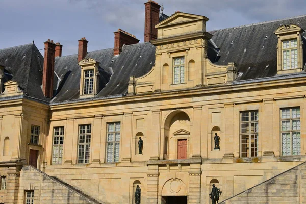 Fontainebleau, Francie - 21 Červenec 2017: historický hrad — Stock fotografie