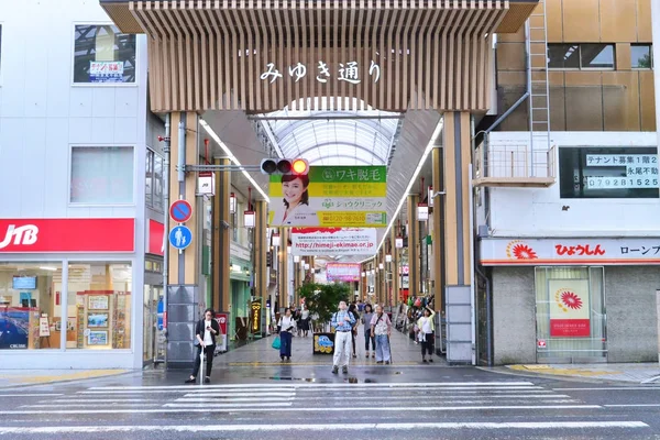 Himeji; Japão - 6 de agosto de 2017: rua comercial — Fotografia de Stock