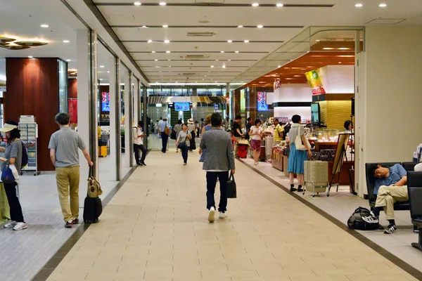 Kanazawa, Japão - agosto de 2017: centro comercial da estação ferroviária — Fotografia de Stock