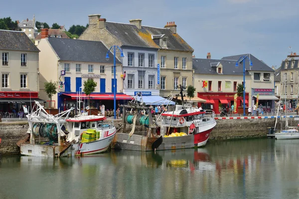 Port en Bessin, Francia 18 de julio de 2017: pintoresco centro de la ciudad — Foto de Stock