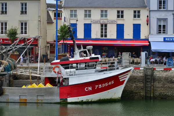 Port en Bessin, Francja - 18 lipca 2017: malownicze centrum miasta — Zdjęcie stockowe