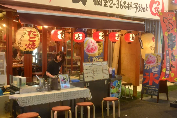 Osaka; japan - 6. august 2017: tenjinbashisuji shopping street — Stockfoto