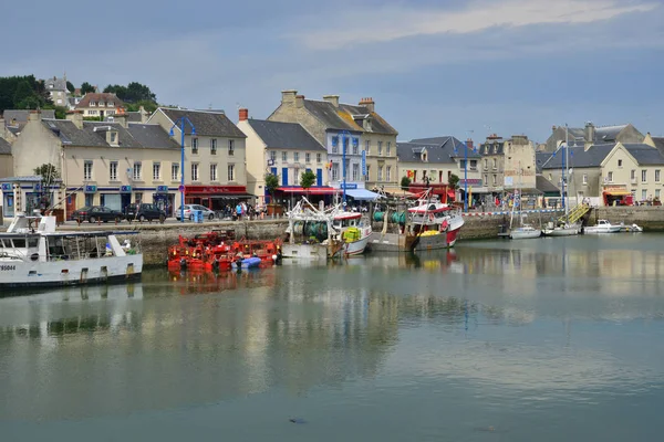 Port en Bessin, France - july 18 2017 : picturesque city centre — Stock Photo, Image