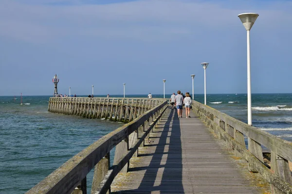 Courseulles; França - 17 de julho de 2017: cidade pitoresca — Fotografia de Stock