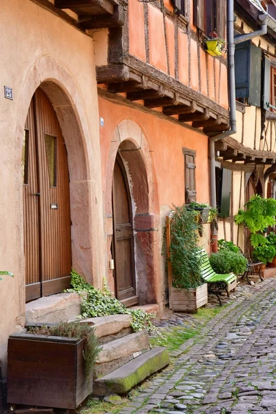 Eguisheim, Francia - 23 de julio de 2016: pueblo histórico en verano — Foto de Stock