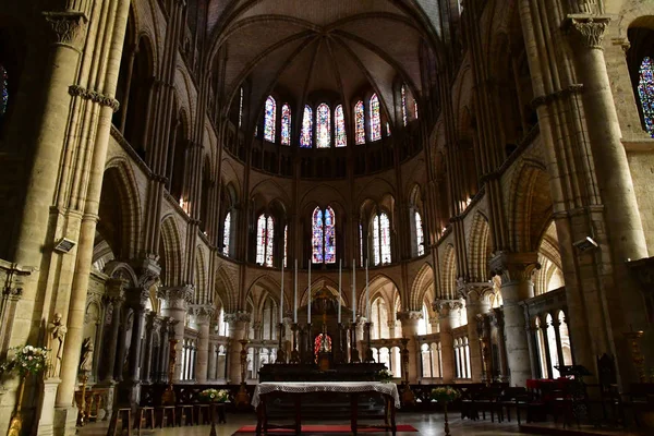 Reims, Francia - 26 de julio de 2016: Basílica de San Remi — Foto de Stock