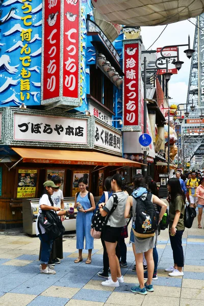 Osaka, Japón - 5 de agosto de 2017: distrito de Shinsekai — Foto de Stock