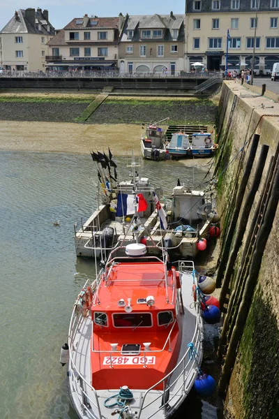 Port en Bessin, Frankrijk - 18 juli-2017: centrum van de pittoreske stad — Stockfoto