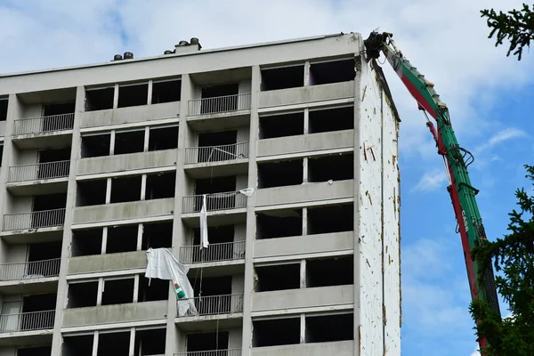 Les Mureaux; Frankrijk - september 29 2017: sloop van een buildi — Stockfoto