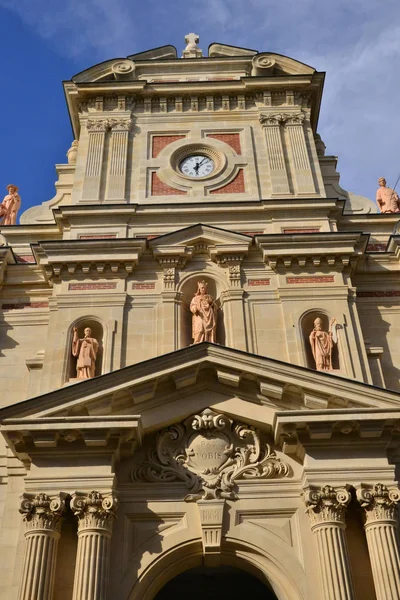 Fontainebleau, France - július 21 2017: Szent Lajos templom — Stock Fotó