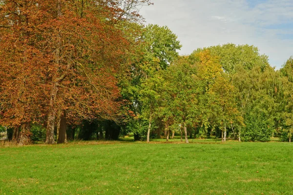 Les Mureaux; Francia - 29 de septiembre de 2017: Becheville park in aut — Foto de Stock