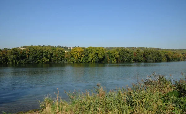 Les Mureaux; Francia - 30 settembre 2011: riva della Senna — Foto Stock