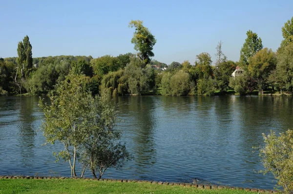 Les Mureaux; France - sSeptember 30 2011: Seine riverside — стоковое фото