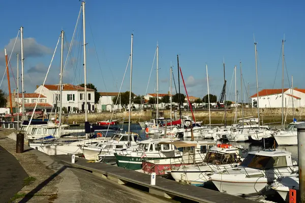 Ars en Re; Francia - 25 de noviembre de 2017: pintoresco pueblo en wi — Foto de Stock