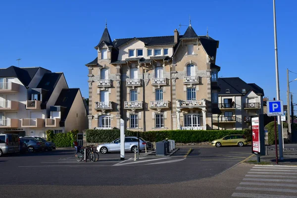 Batz sur Mer, France - april 12 2017 : picturesque city in sprin — Stock Photo, Image