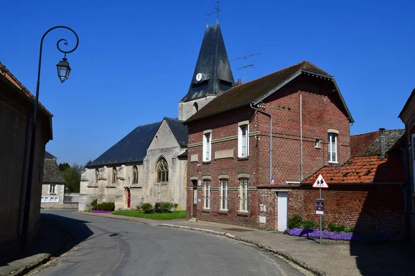 Boury en Vexin, Francia - 3 de abril de 2017: pintoresco pueblo en s — Foto de Stock