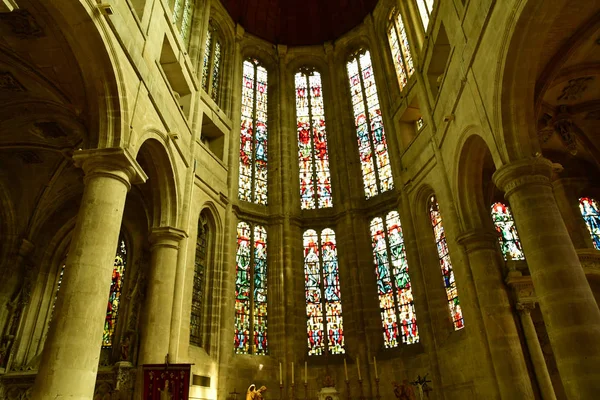 博蒙特乐罗杰, 法国-2017年6月22日: 文艺复兴教会 — 图库照片